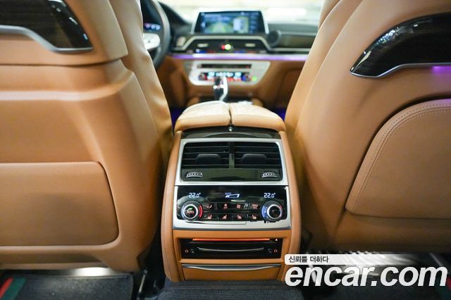 BMW 7 Series (G11) 740Li xDrive Design Pure Excellence 2021 — фото 19