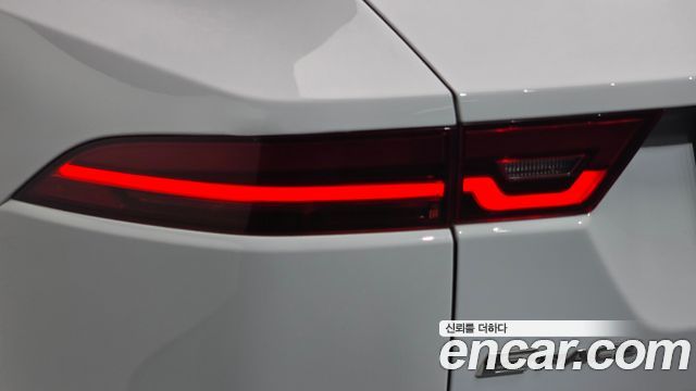 Jaguar E-PACE P250 SE 2019 — фото 29