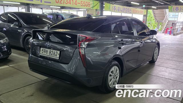 Toyota Prius (IV) 1.8 E 2017 — фото 4