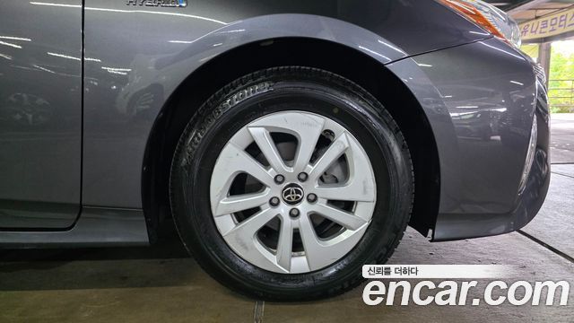 Toyota Prius (IV) 1.8 E 2017 — фото 16