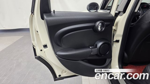 MINI Cooper 5Door Standard 3rd 2019 — фото 25