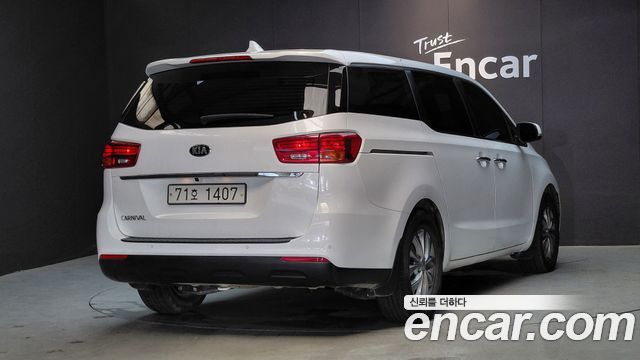 Kia Carnival 11-Seater Deluxe 2020 — фото 2