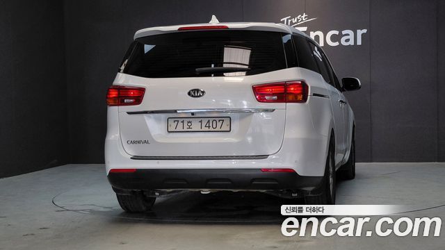 Kia Carnival 11-Seater Deluxe 2020 — фото 4
