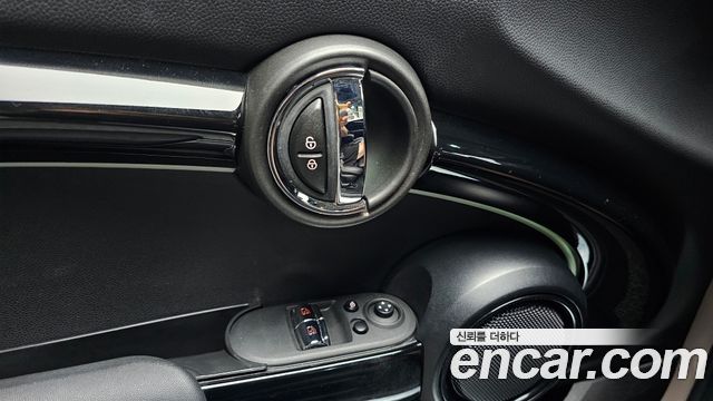 MINI Cooper Classic Plus Launch Pack Third Generation 2023 — фото 17