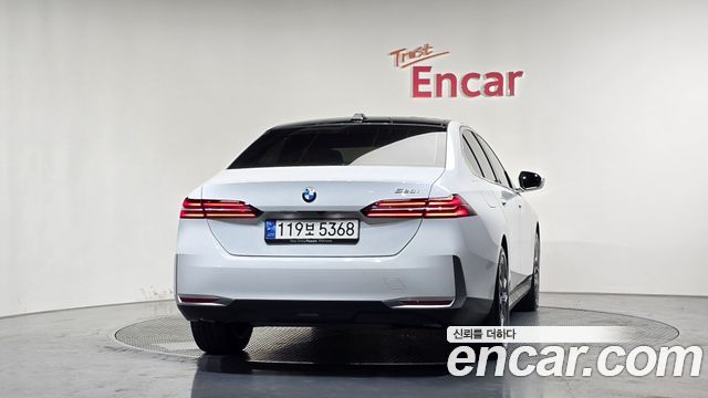 BMW 5 Series (G60) 520i 2024 — фото 4