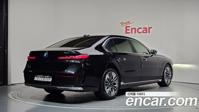 BMW 7 Series (G70) 740i sDrive Design Pure Excellence 2023 — фото 2