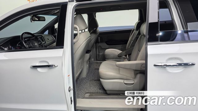 Kia Carnival 9-Seater Prstige 2019 — фото 11