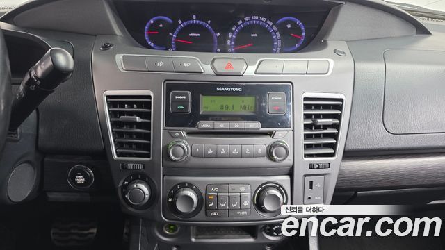 KG Mobility (SsangYong) Korando Turismo 4WD TX 11-seater 2017 — фото 17