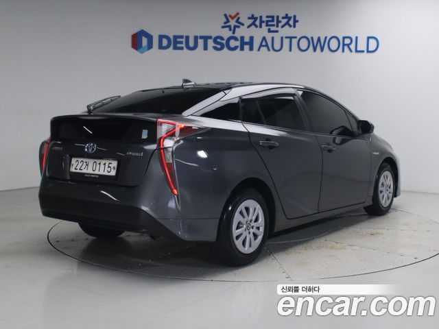 Toyota Prius (IV) 1.8 E 2017 — фото 2
