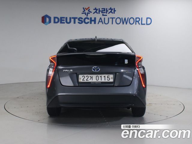 Toyota Prius (IV) 1.8 E 2017 — фото 4