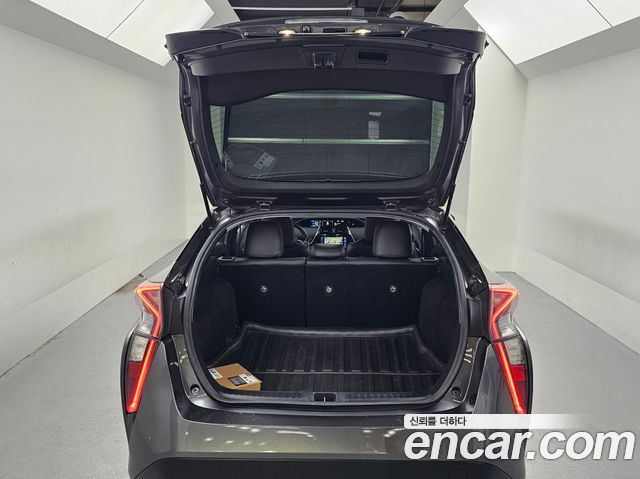 Toyota Prius (IV) 1.8 E 2017 — фото 23