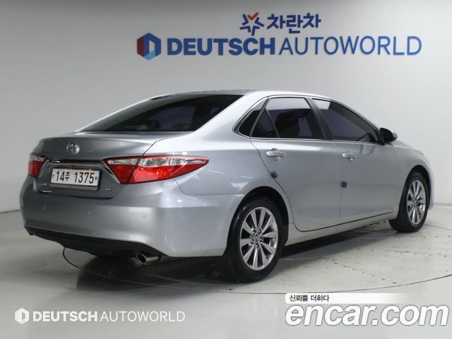 Toyota Camry 2.5 XLE 2015 — фото 2