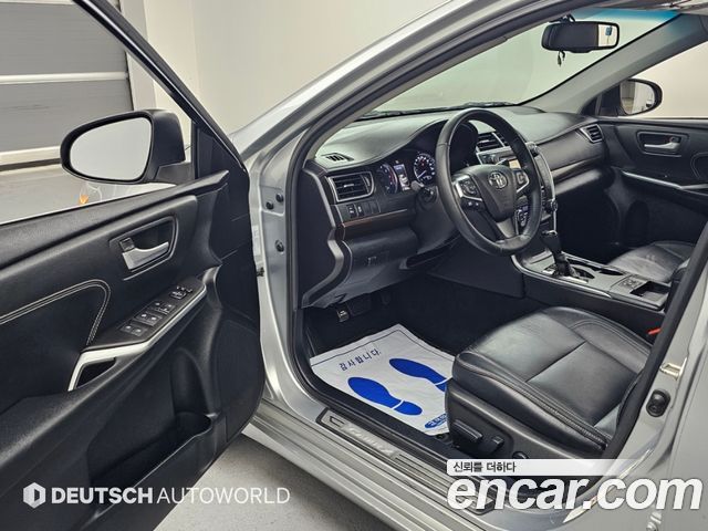 Toyota Camry 2.5 XLE 2015 — фото 8