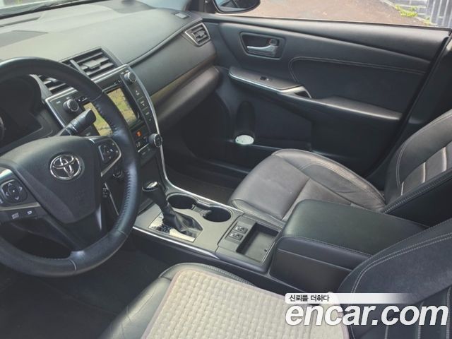 Toyota Camry 2.5 XLE 2015 — фото 16