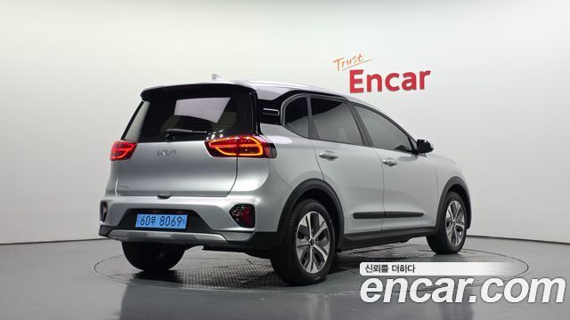 Kia Niro Plus Air 2023 — фото 2