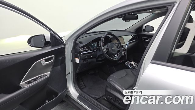 Kia Niro Plus Air 2023 — фото 10
