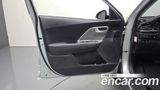 Kia Niro Plus Air 2023 — фото 24
