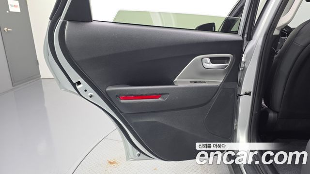 Kia Niro Plus Air 2023 — фото 25