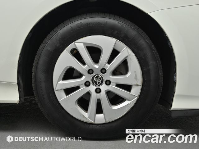 Toyota Prius (IV) 1.8 E 2016 — фото 5