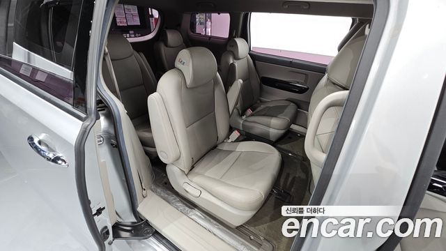 Kia Carnival 9-Seater Prstige 2019 — фото 11