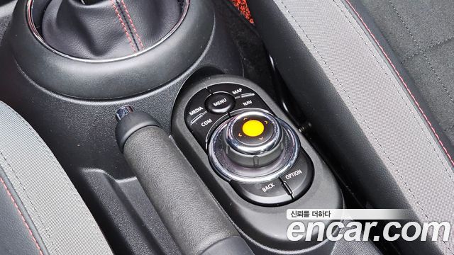 MINI Cooper S Convertible JCW 3rd 2020 — фото 17