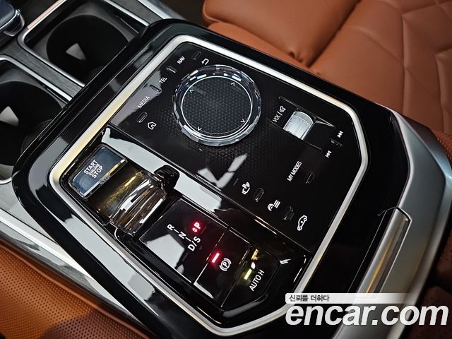 BMW 7 Series (G70) 750e xDrive M Sport 2023 — фото 9