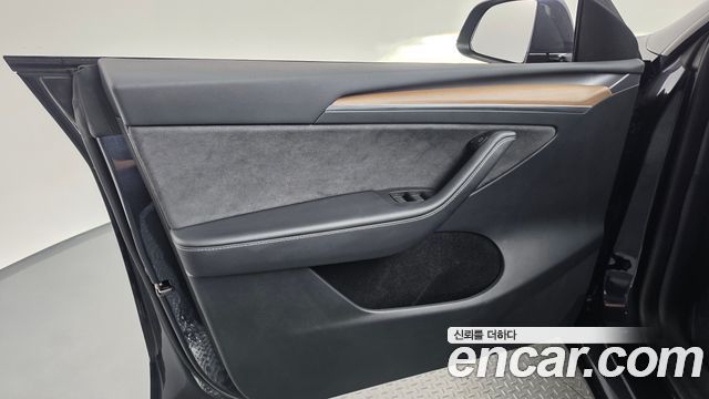 Tesla Model Y Long Range AWD 2024 — фото 24
