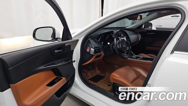 Jaguar XE 20d Portfolio 2016 — фото 10