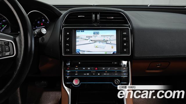 Jaguar XE 20d Portfolio 2016 — фото 15
