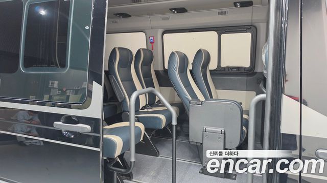 Hyundai Solati 15-seater Luxury 2023 — фото 11
