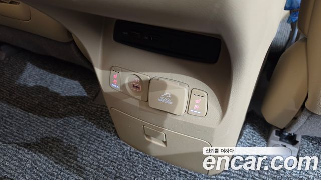 Kia Carnival 9-Seater Hi-Limousine Noblesse Special 2020 — фото 18