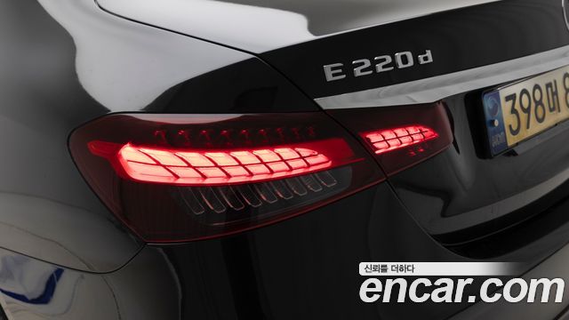 Mercedes-Benz E-Class (W213) E220d 4MATIC AMG Line 2022 — фото 17