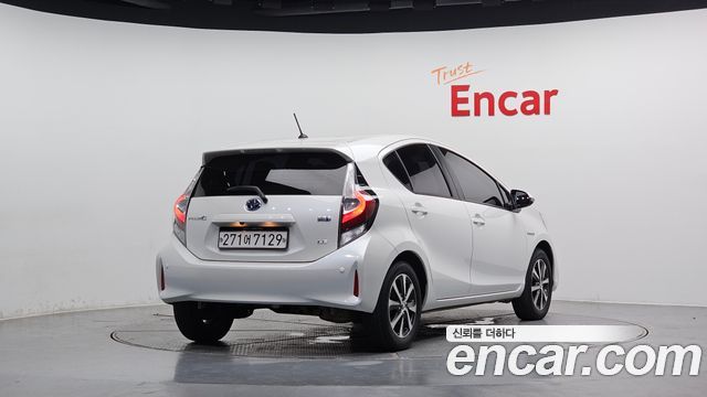 Toyota Prius C 1.5 2019 — фото 2