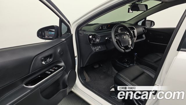 Toyota Prius C 1.5 2019 — фото 10