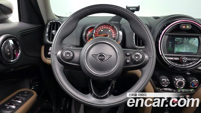MINI Cooper D Countryman ALL4 2nd 2020 — фото 17