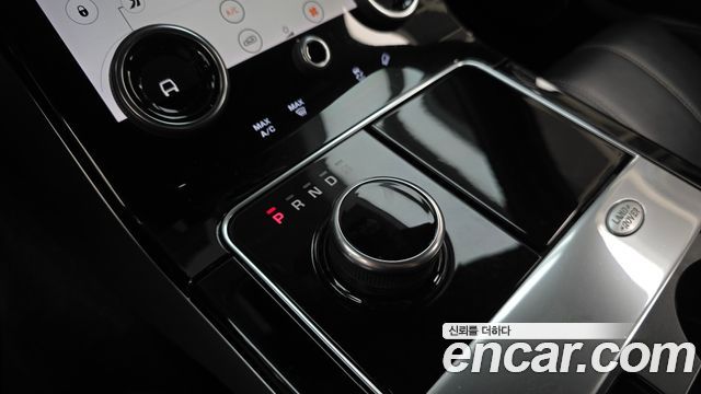 Land Rover Range Rover Velar 3.0 D300 R-Dynamic SE 2018 — фото 9