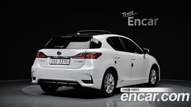 Lexus CT200h 1.8 Supreme ZWA10 2017 — фото 2