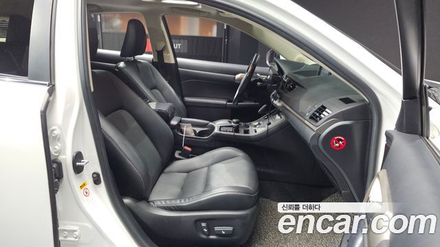 Lexus CT200h 1.8 Supreme ZWA10 2017 — фото 12