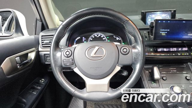Lexus CT200h 1.8 Supreme ZWA10 2017 — фото 13