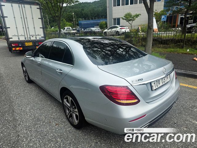 Mercedes-Benz E-Class (W213) E300 4MATIC Avnatgarde 2017 — фото 4
