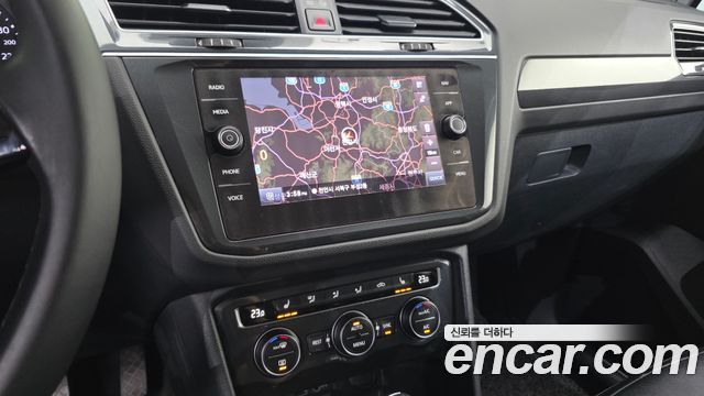 Volkswagen Tiguan (II) 2.0 TDI Premium 2020 — фото 17