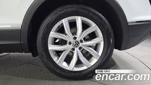 Volkswagen Tiguan (II) 2.0 TDI Premium 2020 — фото 27