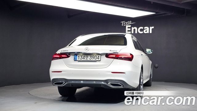 Mercedes-Benz E-Class (W213) E220d 4MATIC AMG Line 2022 — фото 4