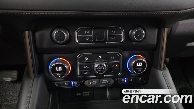 Chevrolet Tahoe 6.2 Dark Knight 4WD 2022 — фото 24