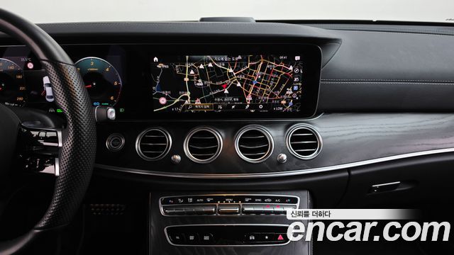 Mercedes-Benz E-Class (W213) E220d 4MATIC AMG Line 2022 — фото 13