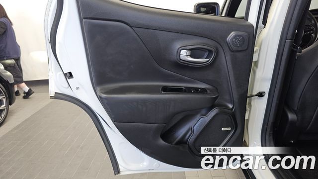 Jeep Renegade 2.4 80th Edition AWD 2021 — фото 25