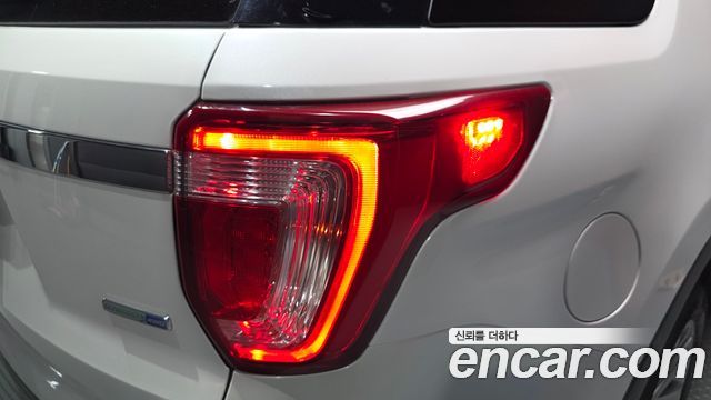 Ford Explorer 2.3 Limited 4WD 5th 2019 — фото 23