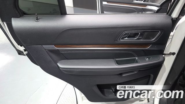 Ford Explorer 2.3 Limited 4WD 5th 2019 — фото 25