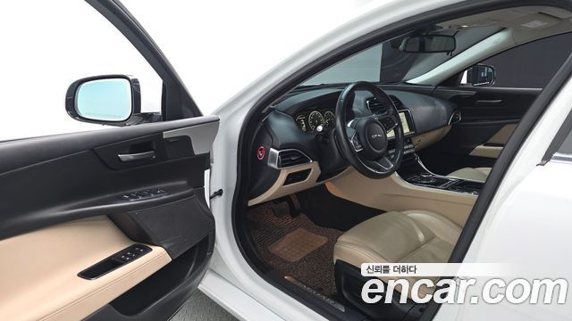 Jaguar XE 20d Prestige 2018 — фото 10