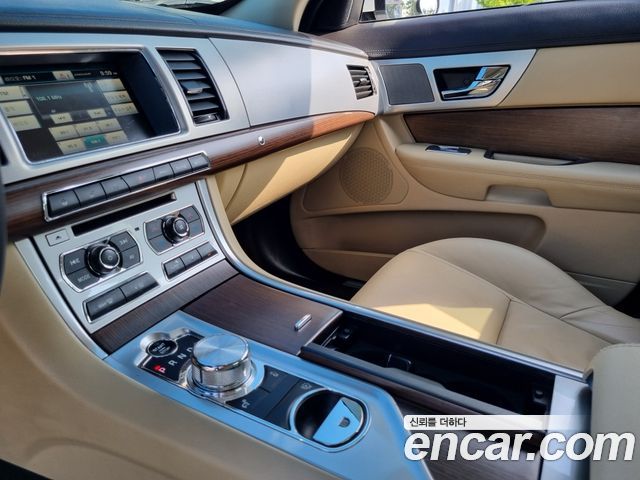 Jaguar XF 2.0 Luxury X250 2015 — фото 15